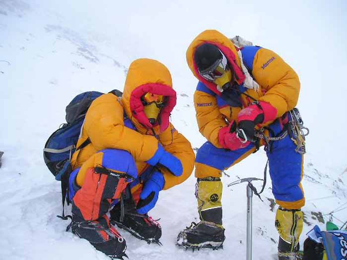 Zwei Bergsteiger bei der Everest Besteigung mit Sauerstoff in Nepal