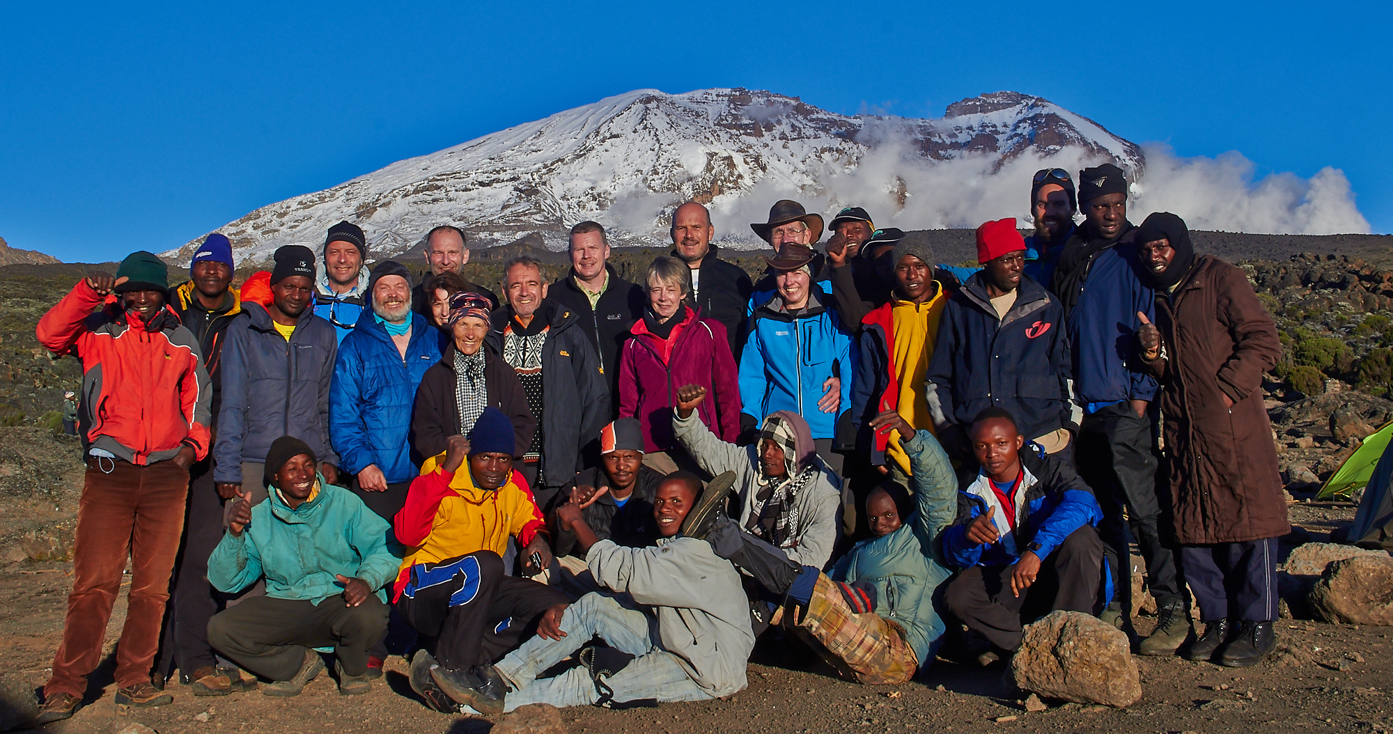Kilimanjaro Team vor der Westwand des Kilimanjaro, zusammen mit Felix Berg & SummitClimb Schweiz